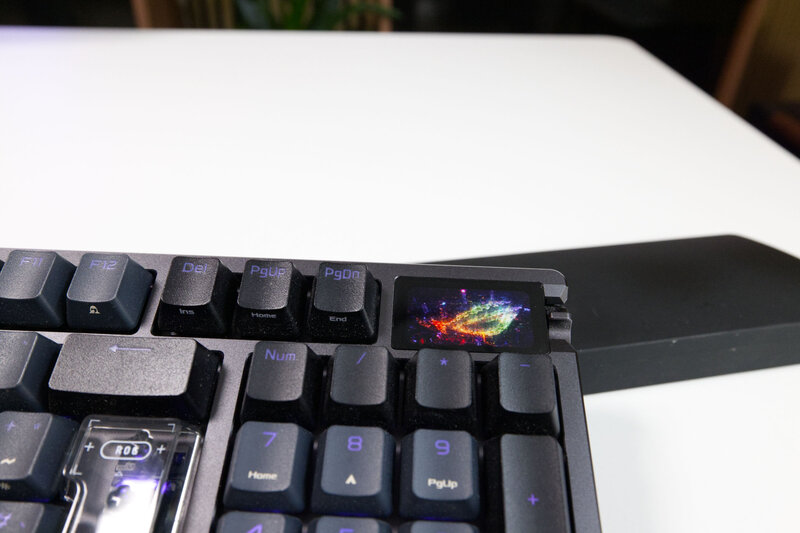ASUS ROG Azoth 96 HE Dispaly Nahaufnahme 2 ASUS ROG Azoth 96 HE Dispaly Nahaufnahme 2