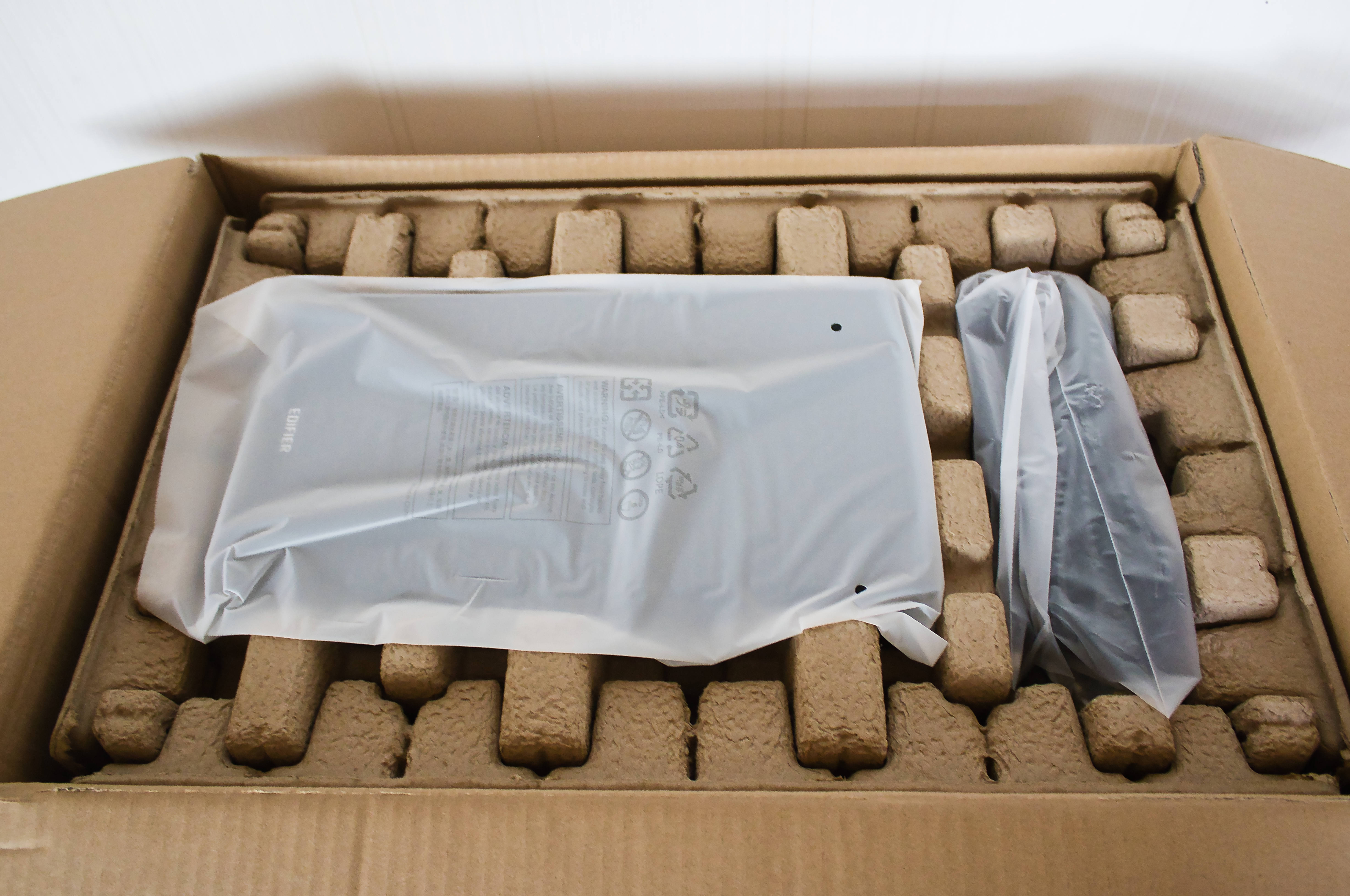 Edifier R2750DB MKII Verpackung geöffnet Edifier R2750DB MKII Verpackung geöffnet