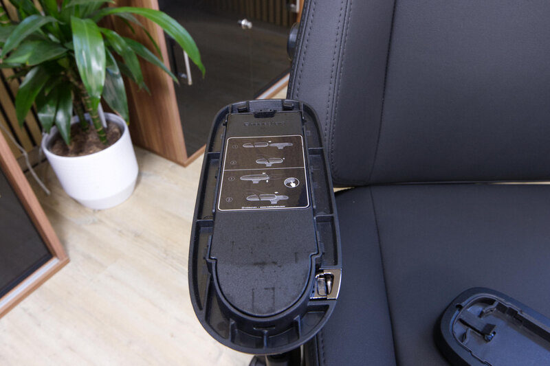 noblechairs AURA - Entfernen der Armlehnen