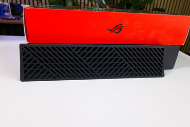 ASUS ROG Azoth 96 HE Handballenauflage Rückseite ASUS ROG Azoth 96 HE Handballenauflage Rückseite