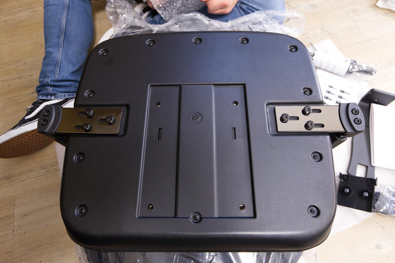 noblechairs AURA - Aufbau Armlehnen in der breiten Einstellung