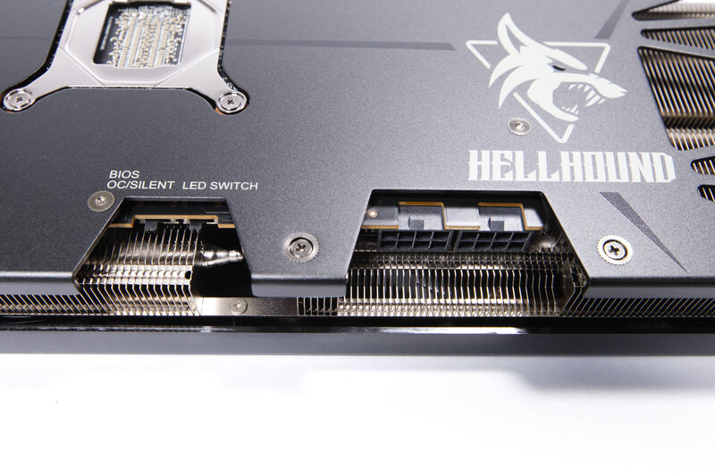 PowerColor Radeon RX 9070 Hellhound Switches PCIer Stomstecker PowerColor Radeon RX 9070 Hellhound Switches PCIer Stomstecker