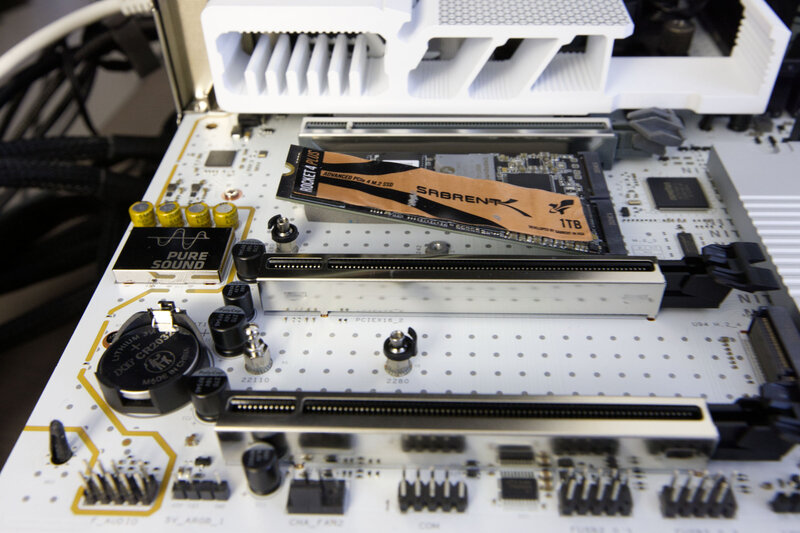 Sapphire Nitro X870EA PhantomLink Polar NVMe anschließen