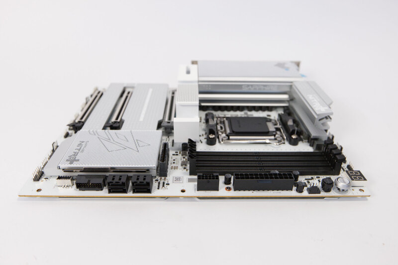 Sapphire Nitro X870EA PhantomLink Polar Anschlüsse seitlich
