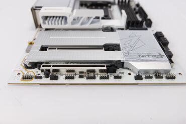 Sapphire Nitro X870EA PhantomLink Polar Headerpins unten Sapphire Nitro X870EA PhantomLink Polar Headerpins unten