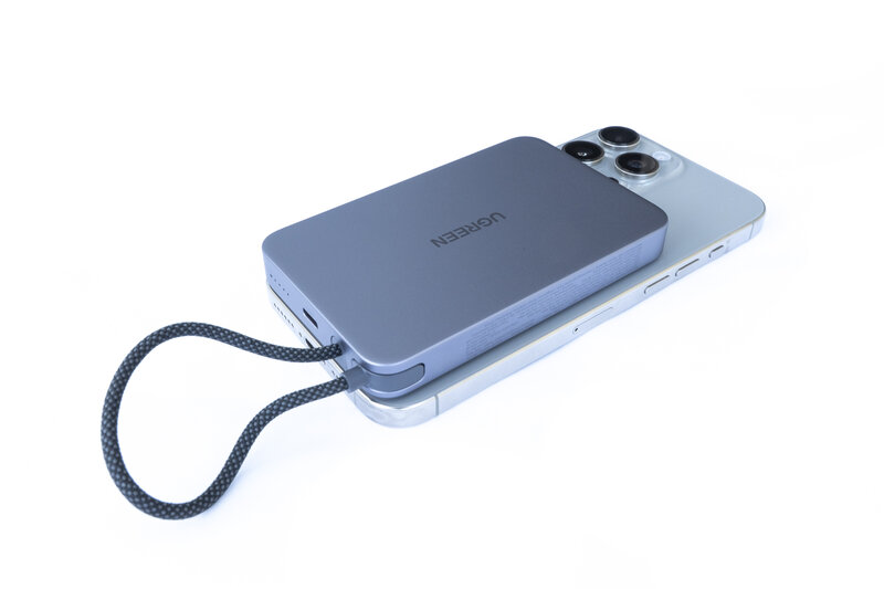 UGREEN MagFlow Air 10,000 mAh docked UGREEN MagFlow Air 10,000 mAh docked