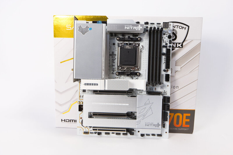 Sapphire Nitro X870EA PhantomLink Polar Mainboard Test