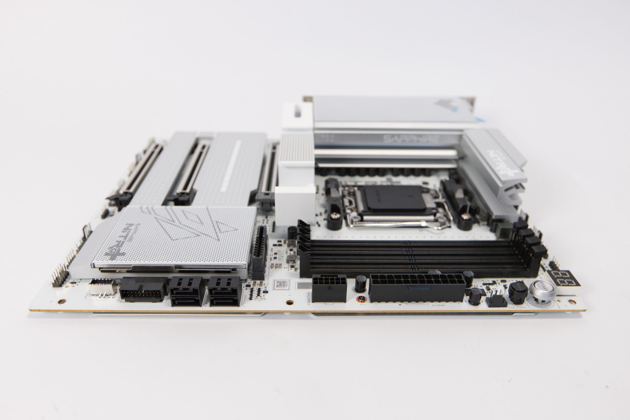 Sapphire Nitro X870EA PhantomLink Polar Anschlüsse seitlich Sapphire Nitro X870EA PhantomLink Polar Anschlüsse seitlich