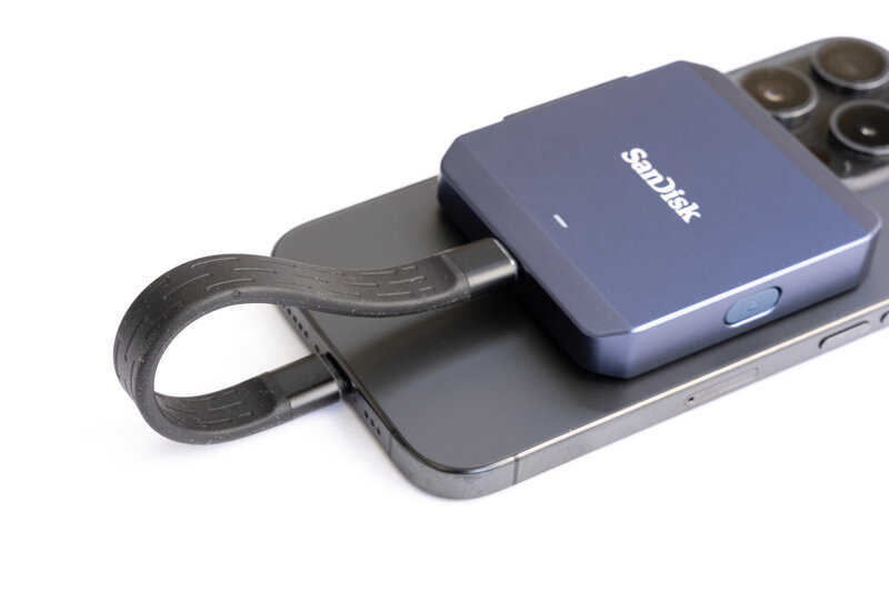 SanDisk PRO CINEMA CFexpress Type B Recorder Flachkabel angedockt
