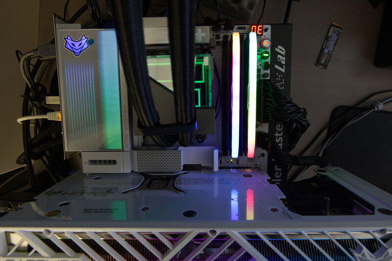 Sapphire Nitro X870EA PhantomLink Polar ARGB und Debug