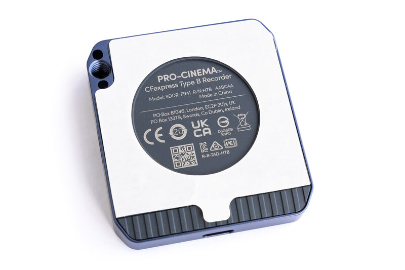 SanDisk PRO CINEMA CFexpress Type B Recorder Rückseite im Auslieferungszustand