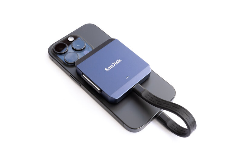SanDisk PRO CINEMA CFexpress Type B Recorder angedockt an iPhone
