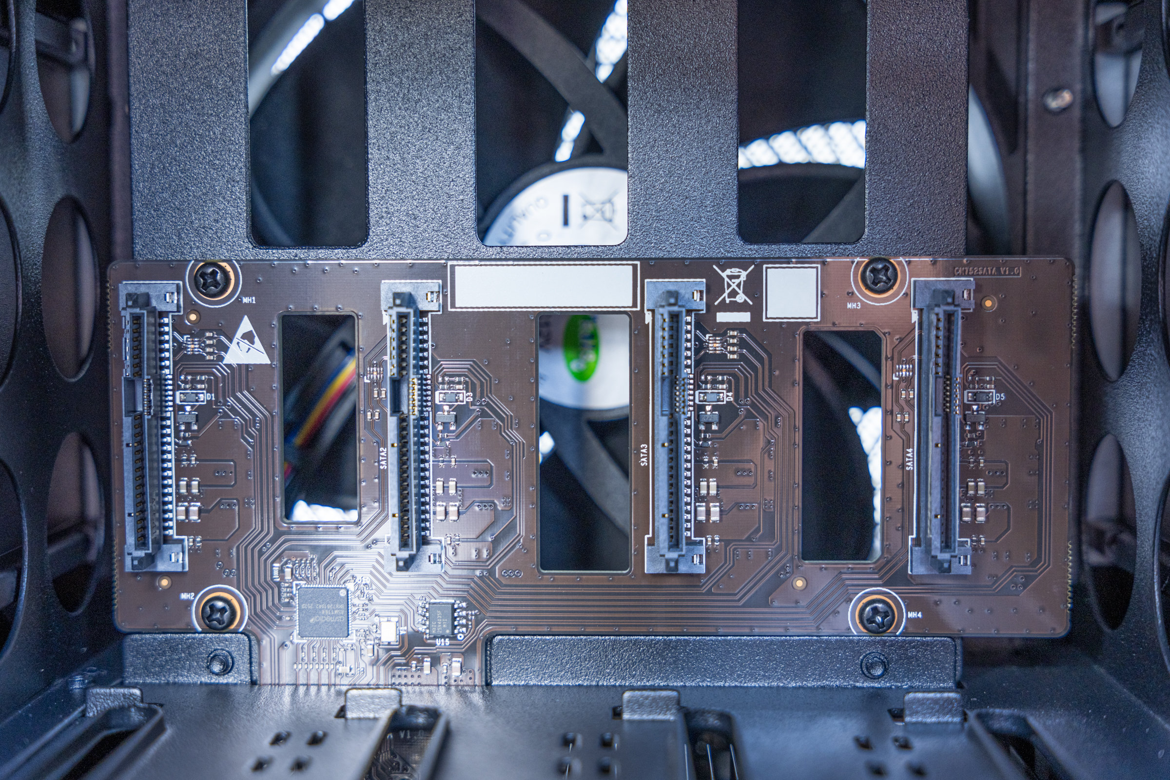 UGREEN DXP4800 Pro SATA ports UGREEN DXP4800 Pro SATA ports
