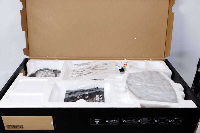 MSI MAG 321UP QD OLED Innenverpackung