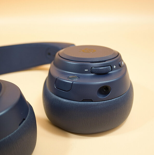 SteelSeries Arctis Nova Pro Omni volume wheel and jack connection
