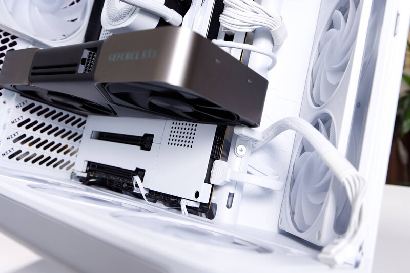 NZXT H6 RGB RTX 5080 FE mit Halterung NZXT H6 RGB RTX 5080 FE mit Halterung