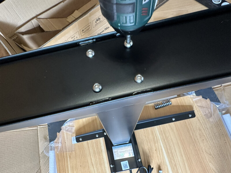 Flexispot E7 Pro 2026 017: Attaching the C-shaped legs Flexispot E7 Pro 2026 017: Attaching the C-shaped legs