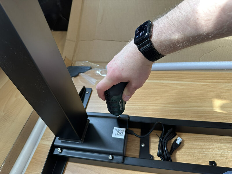 Flexispot E7 Pro 2026 016 Mounting the lifting pillars Flexispot E7 Pro 2026 016 Mounting the lifting pillars