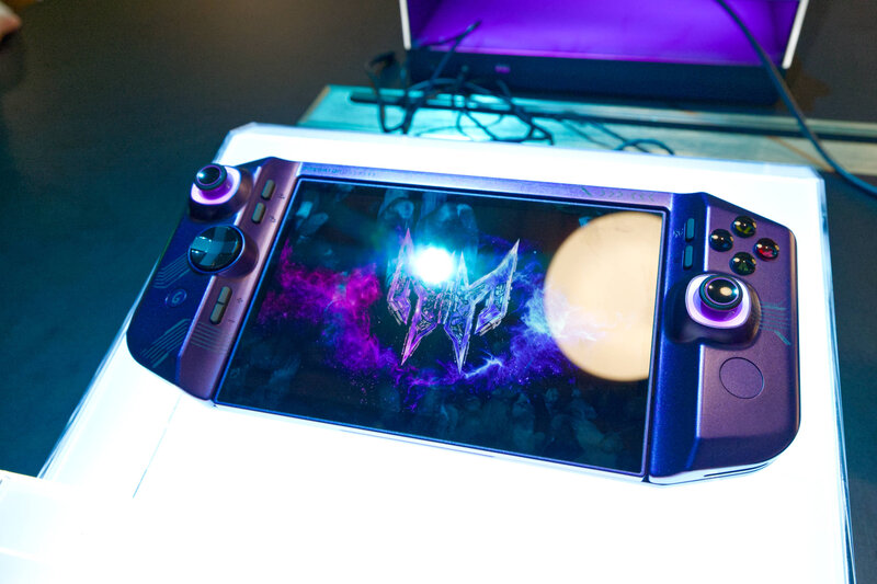 Acer Project DualPlay Mini Handheld Gaming Mode Acer Project DualPlay Mini Handheld Gaming Mode