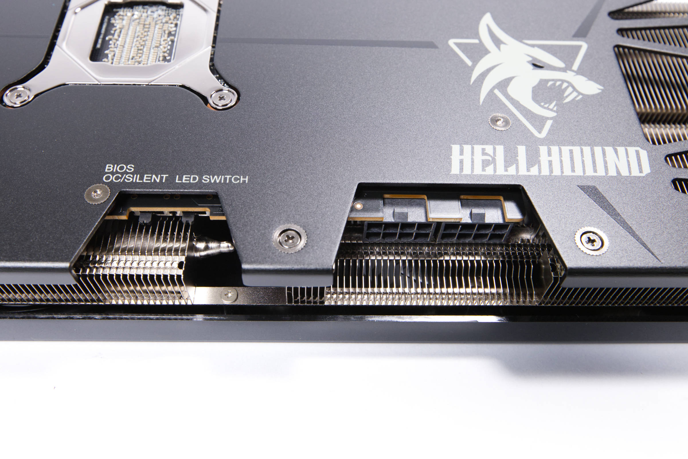 PowerColor Radeon RX 9070 Hellhound Switches PCIer Stomstecker PowerColor Radeon RX 9070 Hellhound Switches PCIer Stomstecker