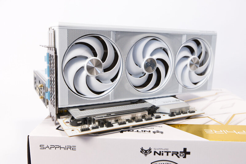 Sapphire Nitro X870EA PhantomLink Polar mit Radeon RX 9070 XT