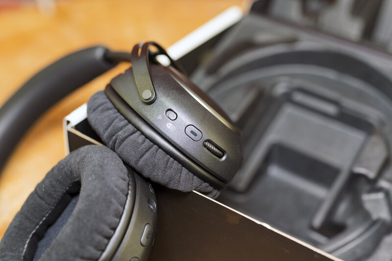 HyperX Cloud Alpha2 Wireless Controls 1