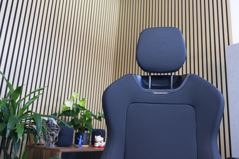 noblechairs AURA - Aufbau Kopfstütze