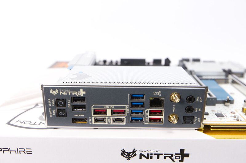 Sapphire Nitro X870EA PhantomLink Polar IO Panel und Anschlüsse