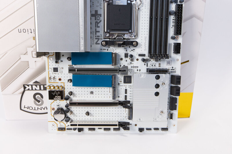 Sapphire Nitro X870EA PhantomLink Polar NVMe Slots