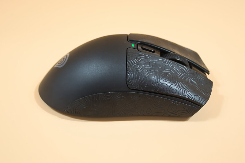 GENESIS ZIRCON 880 PRO mit Aufgebrachten Grip Pads