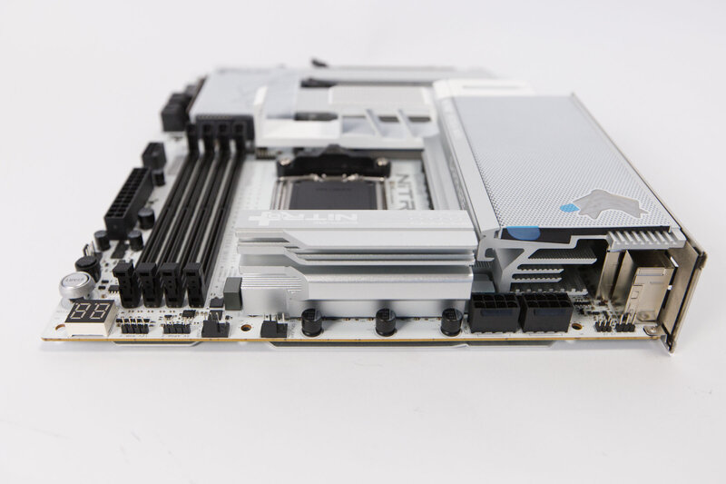 Sapphire Nitro X870EA PhantomLink Polar Anschlüsse oben